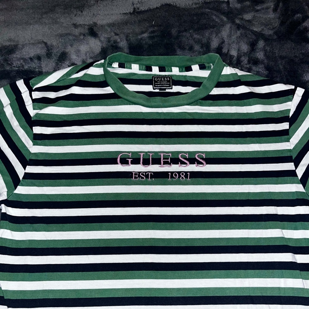 Guess tshirt. Is a nice fit and is a thick material!